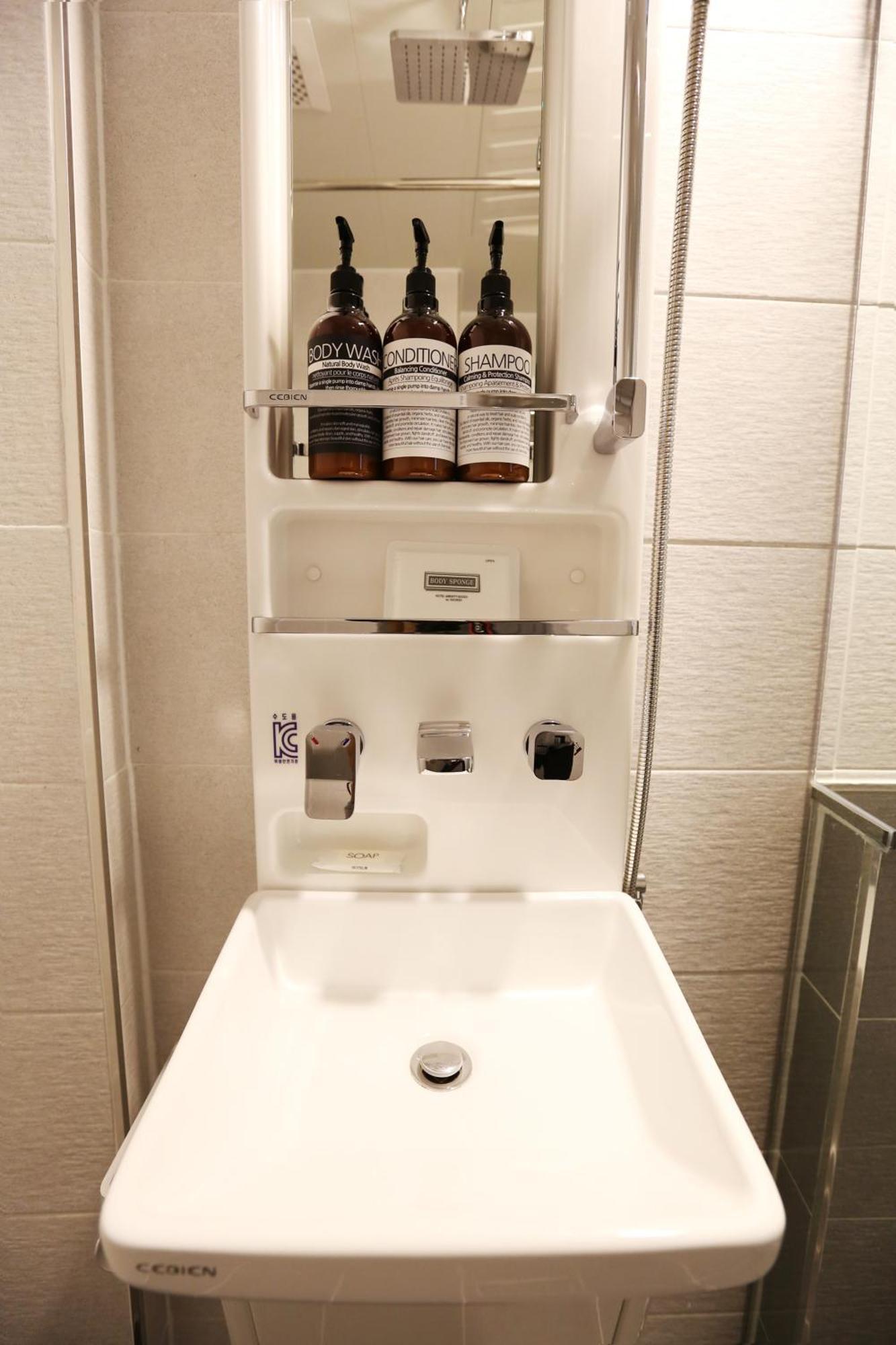 With U Hotel & Guesthouse Сокчо Стая снимка