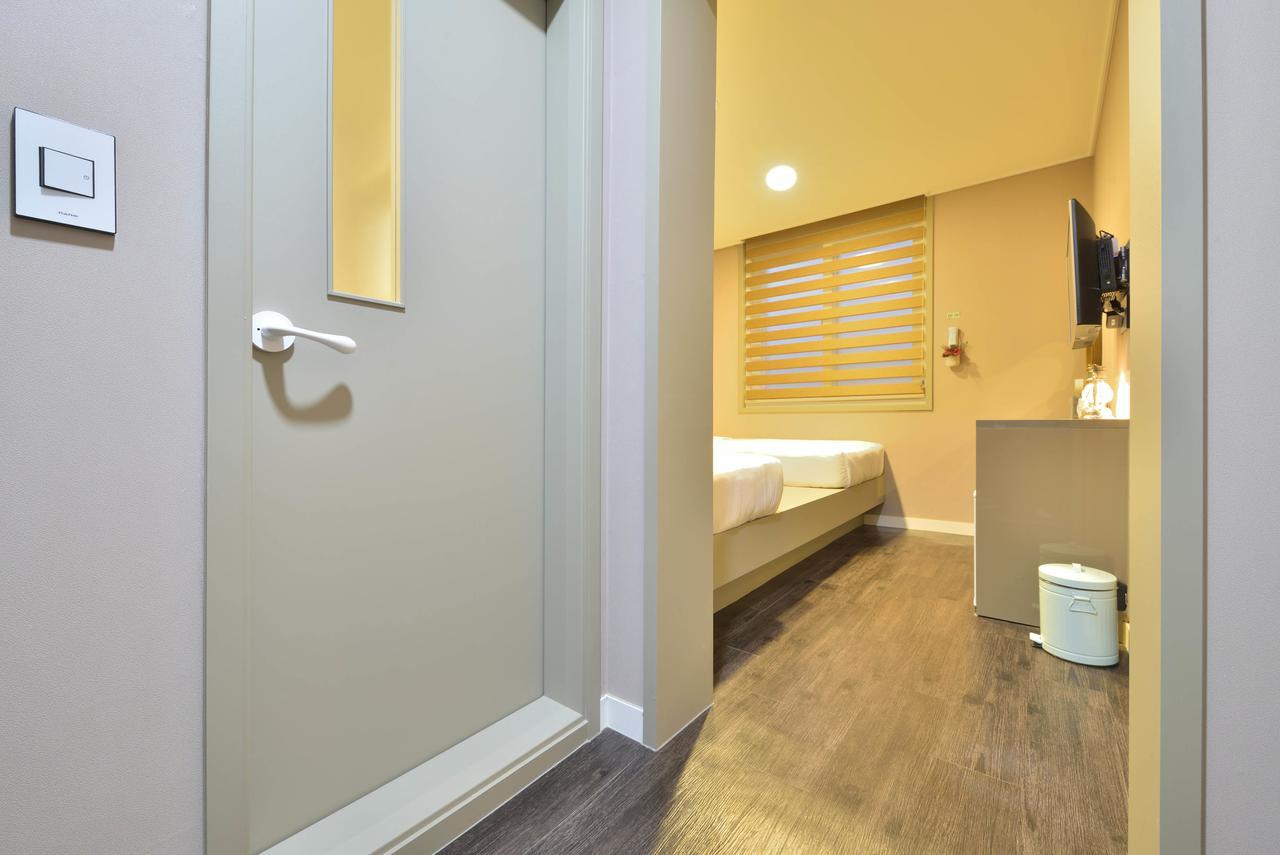 With U Hotel & Guesthouse Сокчо Екстериор снимка