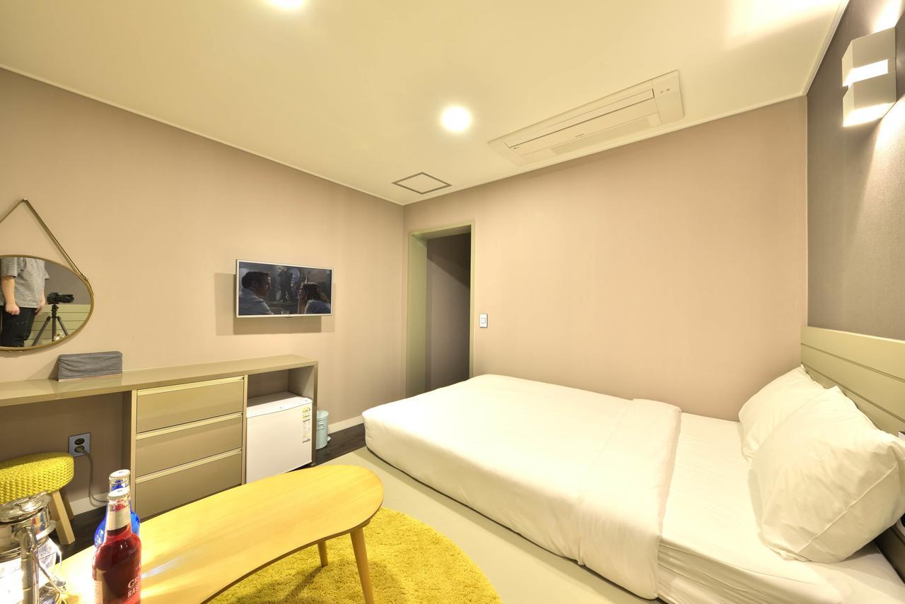 With U Hotel & Guesthouse Сокчо Екстериор снимка