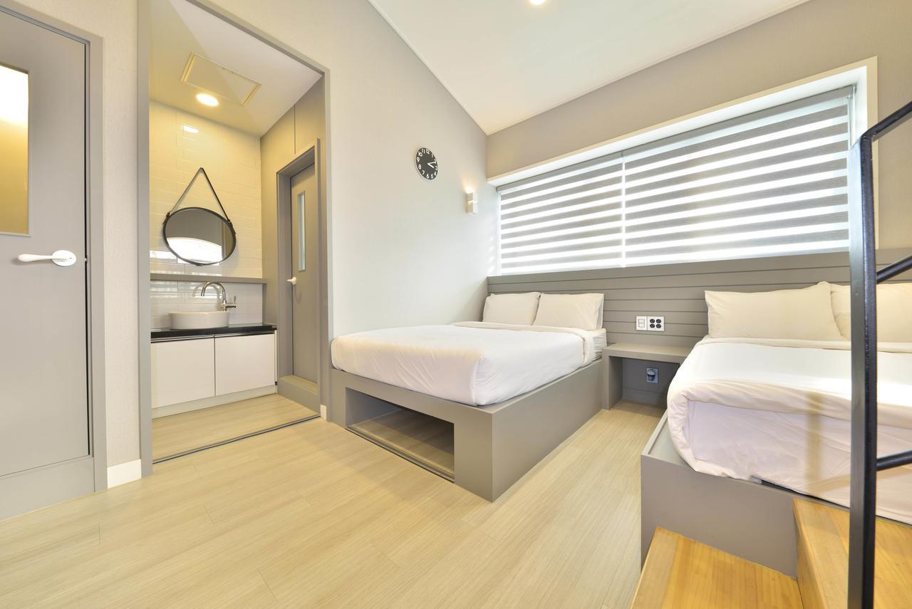 With U Hotel & Guesthouse Сокчо Екстериор снимка