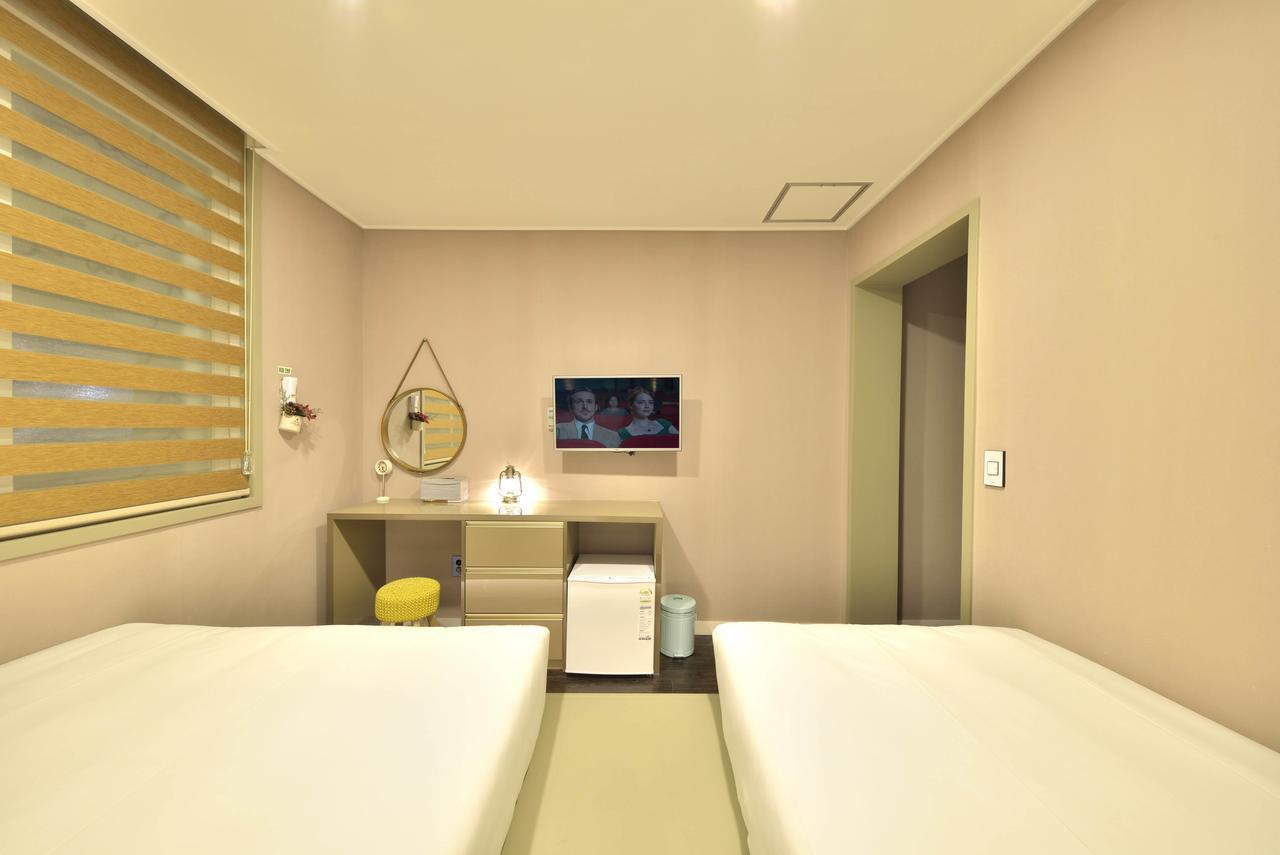 With U Hotel & Guesthouse Сокчо Екстериор снимка