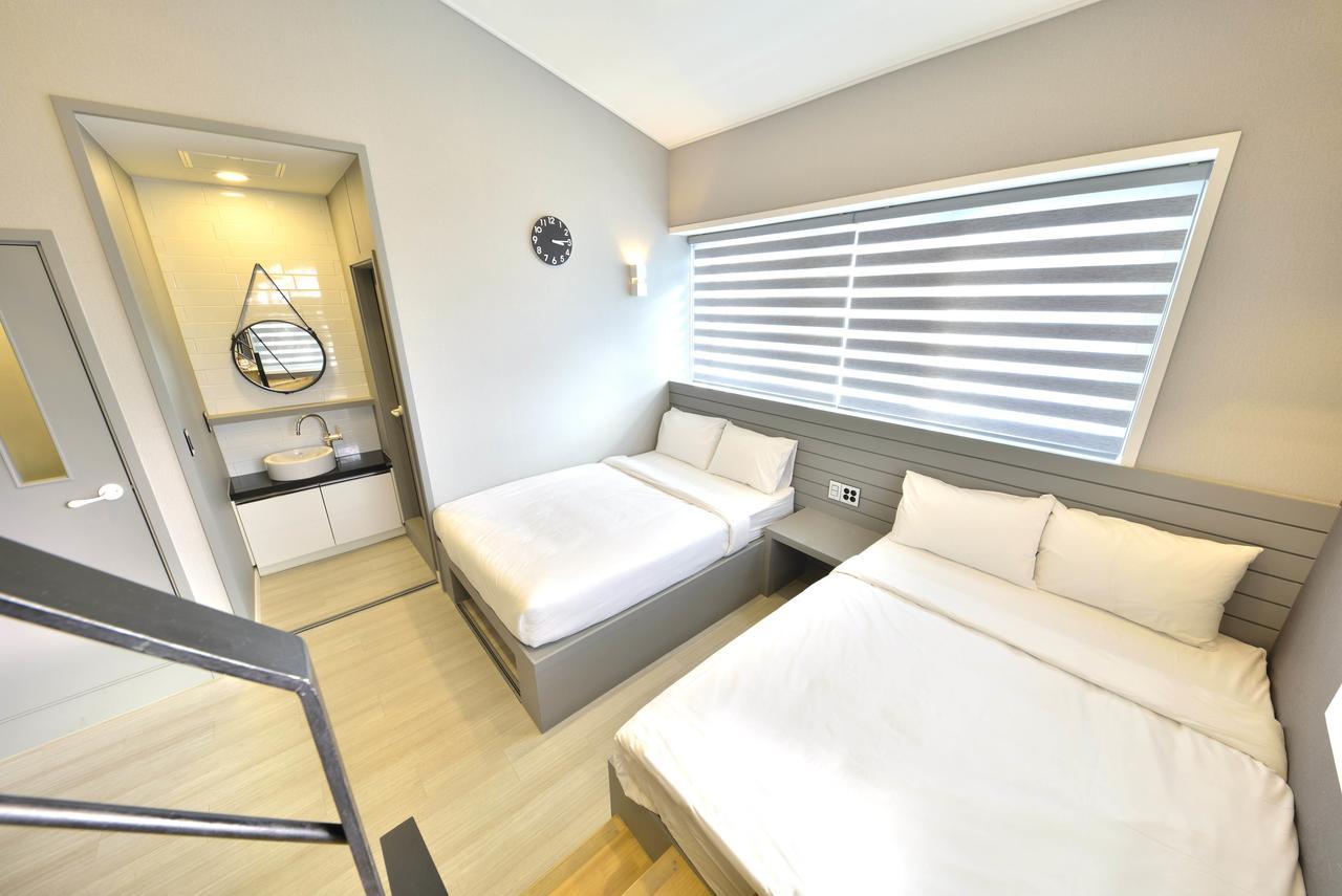 With U Hotel & Guesthouse Сокчо Екстериор снимка