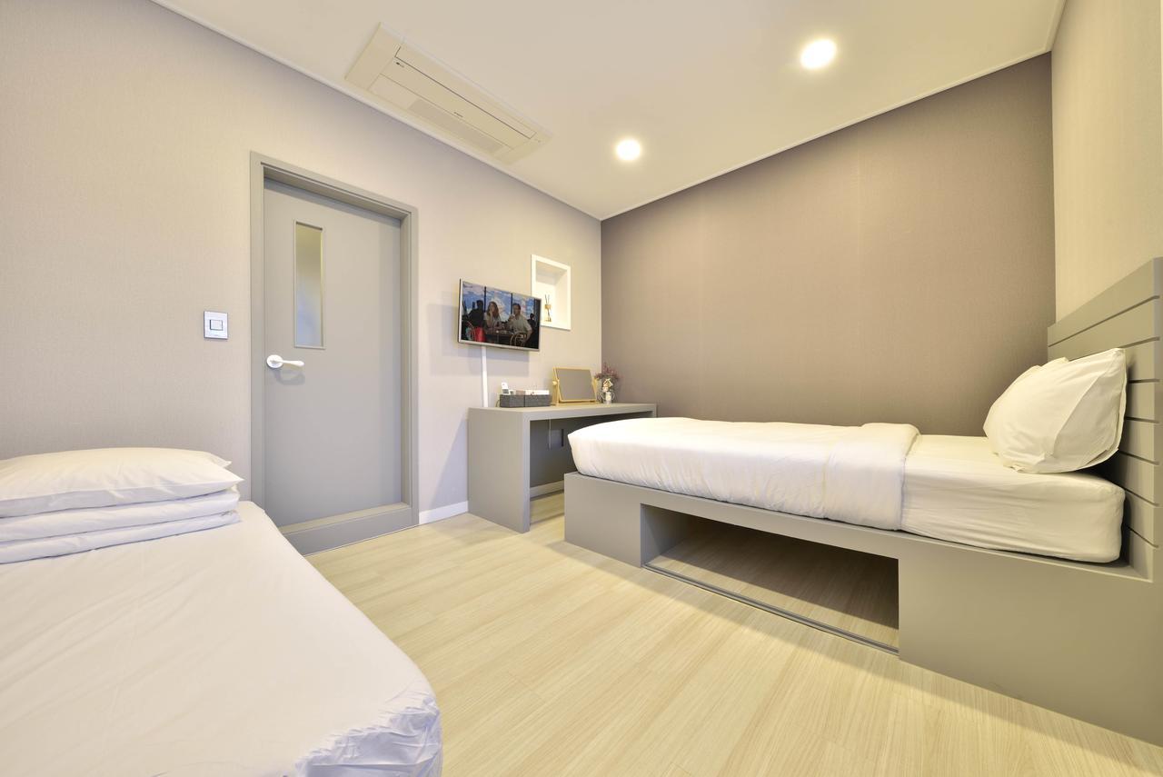 With U Hotel & Guesthouse Сокчо Екстериор снимка