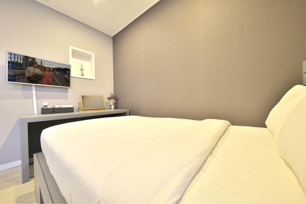 With U Hotel & Guesthouse Сокчо Екстериор снимка