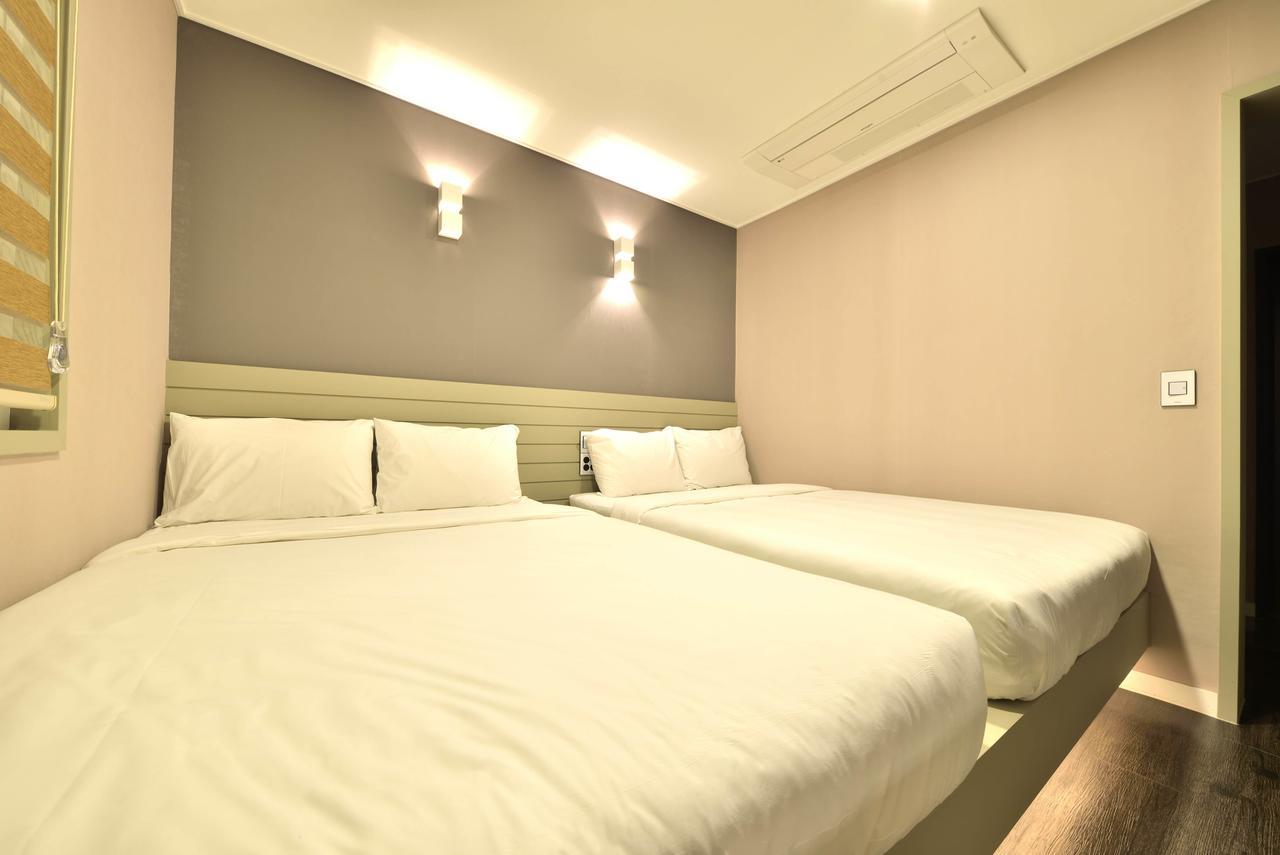With U Hotel & Guesthouse Сокчо Екстериор снимка