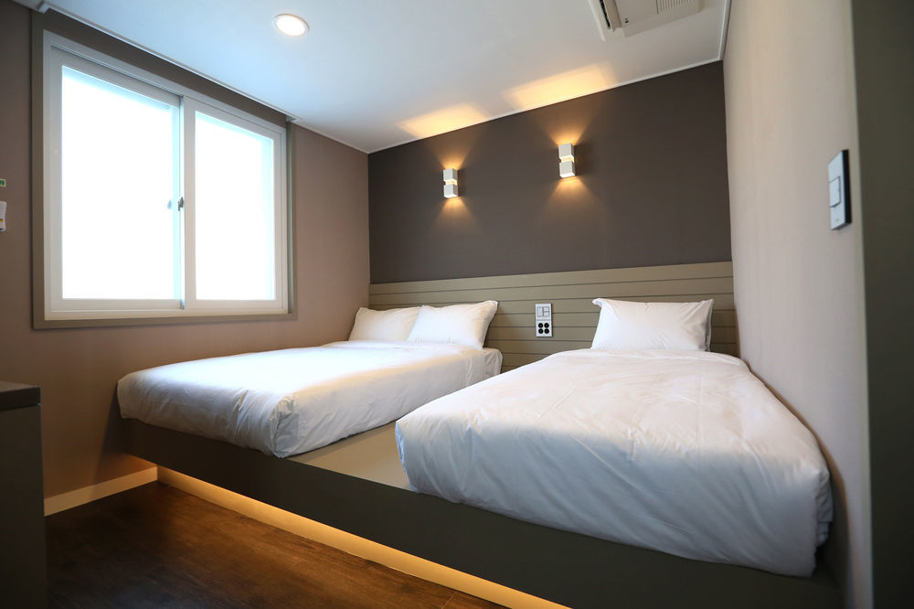 With U Hotel & Guesthouse Сокчо Екстериор снимка