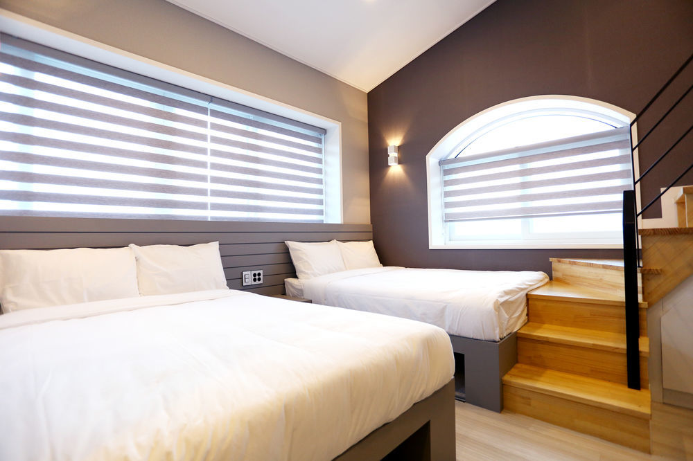With U Hotel & Guesthouse Сокчо Екстериор снимка