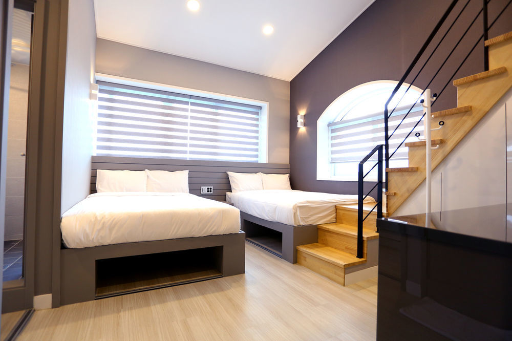 With U Hotel & Guesthouse Сокчо Екстериор снимка