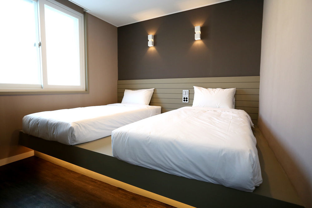 With U Hotel & Guesthouse Сокчо Екстериор снимка