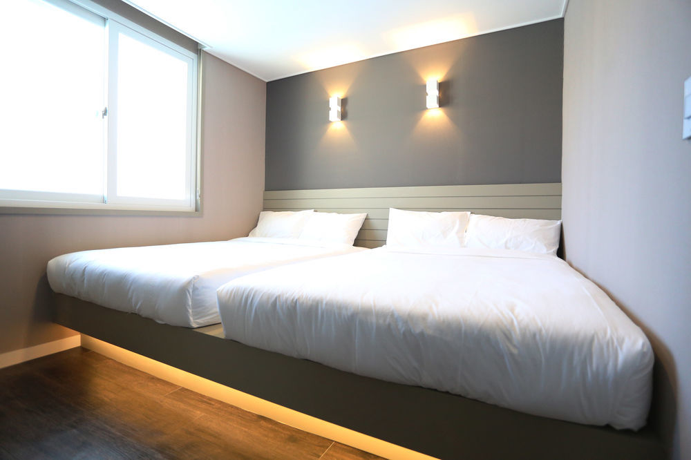 With U Hotel & Guesthouse Сокчо Екстериор снимка
